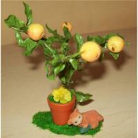 Gartenszene Miniatur Katze unter dem Apfelbaum Puppenhaus Bild 1