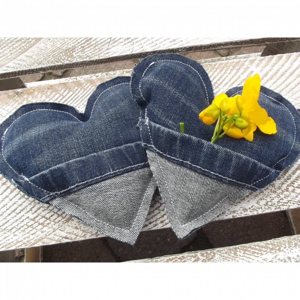 2er Set Upcycling Taschenwärmer aus einer alten Jeans in Herzform, auch als Geldgeschenk zu verwenden. Bild 1