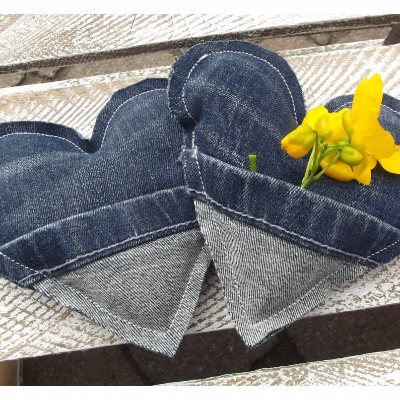 2er Set Upcycling Taschenwärmer aus einer alten Jeans in Herzform, auch als Geldgeschenk zu verwenden.