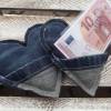 2er Set Upcycling Taschenwärmer aus einer alten Jeans in Herzform, auch als Geldgeschenk zu verwenden. Bild 4