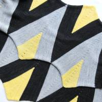 Designer Schal in Schwarz Grau und Gelb, gemusterte Strickstola, gestrickter Schal aus Wolle, Umschlagtuch, Luxus Schal Bild 4