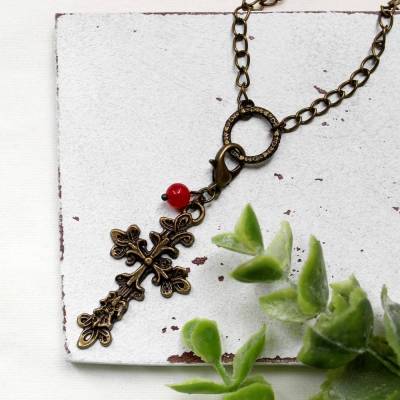 Kreuz Halskette Bronze – Vintage Charmkette mit rotem Jade Anhänger | Geschenk für Frau, Freundin, Schwester oder Mama