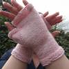 Handgestrickte Armstulpen mit passenden Knöpfen in einem schicken rosa, ONE SIZE Bild 5