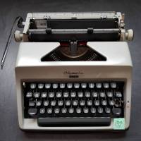 vintage, manuelle Schreibmaschine mit Koffer aus den 70ern, Marke Olympia Monica, sehr guter Zustand Bild 1