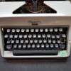 vintage, manuelle Schreibmaschine mit Koffer aus den 70ern, Marke Olympia Monica, sehr guter Zustand Bild 2