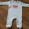 Baby Organic Sleepsuit,  Strampler, weiß, Krone, Namen Bild 5