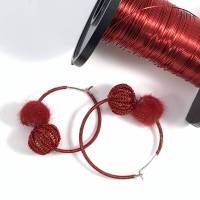 UNIKAT Ohrringe / Creolen ROT mit gestrickten Kugeln aus rotem Kupferdraht und Kunstfell Bommeln in zwei Größen Bild 1