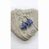 Handgefertigte, drahtgehäkelte Ohrhänger aus Kupferdraht mit blauen Roncaille-Perlen Bild 1