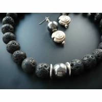 Traumhaft schöne Lavastein-Kette mit Swarovski Perle,Handgefertigte Halskette ,Schwarze Perlenkette,Swarovski Perle,Gesc Bild 1