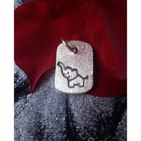 rechteckiger Anhänger mit eingeprägtem Elefanten aus 999 Silber, mattiert