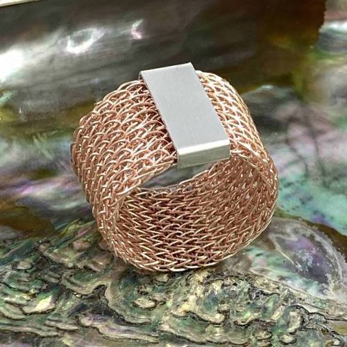 fingergestrickter RING aus roségoldfarbenem Kupferdraht mit Aluminium-Slider