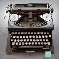 vintage, antike manuelle Schreibmaschine mit Holzkoffer aus den 20ern oder 30ern, Marke Triumph mit dem Löwen Bild 1