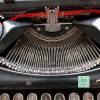 vintage, antike manuelle Schreibmaschine mit Holzkoffer aus den 20ern oder 30ern, Marke Triumph mit dem Löwen Bild 2