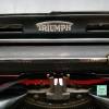 vintage, antike manuelle Schreibmaschine mit Holzkoffer aus den 20ern oder 30ern, Marke Triumph mit dem Löwen Bild 3
