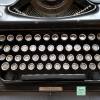 vintage, antike manuelle Schreibmaschine mit Holzkoffer aus den 20ern oder 30ern, Marke Triumph mit dem Löwen Bild 4