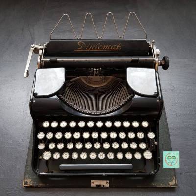 vintage, antike manuelle Schreibmaschine mit Holzkoffer aus den 20ern oder 30ern, Marke Diplomat