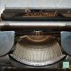 vintage, antike manuelle Schreibmaschine mit Holzkoffer aus den 20ern oder 30ern, Marke Diplomat Bild 2