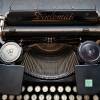 vintage, antike manuelle Schreibmaschine mit Holzkoffer aus den 20ern oder 30ern, Marke Diplomat Bild 4