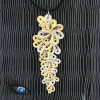 [2020-q-0049] Halskette / Collier mit Quillinganhänger in Beige Bild 1