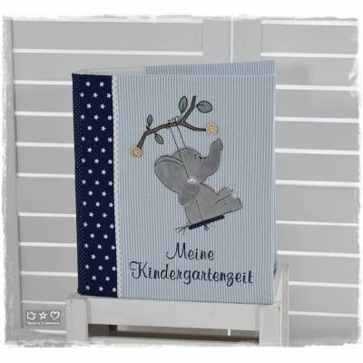 Ordner/Portfolio blau gemustert mit Elefant auf Schaukel und Stickerei 'Meine Kindergartenzeit'