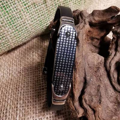 Elegantes Kautschuk Armband mit Carbonplatte – Stilvolles Accessoire für Anzugträger