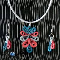 [2020-q-0039] Halskette / Collier mit Quillinganhänger und passenden Ohrringen in Rot / Grau Bild 1