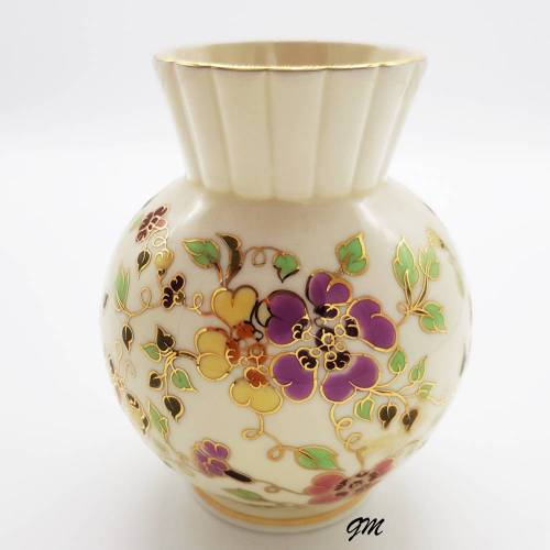 ZSOLNAY PECS Porzellan 23, Vase handgemalt, signiert, Höhe  12 cm, Breite ca 11 cm, Öffnung 6 cm, elfenbeinfarbig,