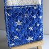 Gutschein oder Weihnachts-Geldgeschenk einzigartig verpacken im Geschenkanhänger aus weißem Leinen + blauem Glitzerstoff Bild 2
