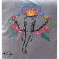 Stickdatei Elefant mit Blumen alle Formate dezente Blumen Bild 1