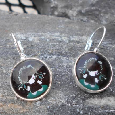 Vampir oder Teufel geschlossene runde   Ohrhänger versilbert 