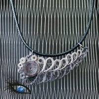 [2020-q-0045] Halskette / Collier mit Quillinganhänger in Dunkelgrau Bild 1
