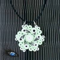 [2020-q-0044] Halskette / Collier mit Quillinganhänger in Weiß-Grün Bild 1