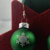 3cm, grüne, matte Weihnachtskugel-Ohrringe "X-Mas" Schneeflocke * Weihnachtsohrringe * Weihnachtskugelohrringe * Bild 3