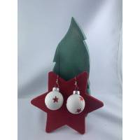 3cm, weiße, matte Weihnachtskugel-Ohrringe "X-Mas" rote Sterne * Weihnachtsohrringe * Weihnachtskugelohrringe * Bild 1