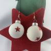 3cm, weiße, matte Weihnachtskugel-Ohrringe "X-Mas" rote Sterne * Weihnachtsohrringe * Weihnachtskugelohrringe * Bild 2