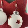 3cm, weiße, matte Weihnachtskugel-Ohrringe "X-Mas" rote Sterne * Weihnachtsohrringe * Weihnachtskugelohrringe * Bild 3