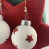 3cm, weiße, matte Weihnachtskugel-Ohrringe "X-Mas" rote Sterne * Weihnachtsohrringe * Weihnachtskugelohrringe * Bild 4