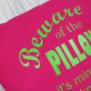 Kissenbezug Kissenhülle 'Beware of the Pillow...' Sofa Couch Wohnzimmer Spruch Cool Statement Pink Bild 2