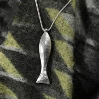 Halsschmuck "Fisch", getrieben in 935 Silber, aus 2 Teilen zusammengesetzt (gelötet) an einer Fuchsschwanzkette Bild 3