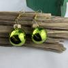 2,5 cm, grün, glänzende Weihnachtskugel-Ohrringe "X-Mas" aus Glas * Weihnachtsohrringe * Weihnachtskugelohrringe Bild 3