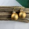2,5 cm, goldene, matte Weihnachtskugel-Ohrringe "X-Mas" aus Glas * Weihnachtsohrringe * Weihnachtskugelohrringe Bild 4