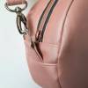 Circlebag/ runde Tasche aus glänzendem Kunstleder in rosé Bild 2