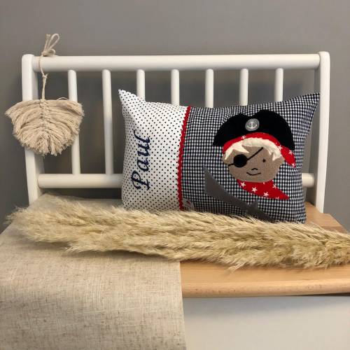 Glückspilz Namenskissen / Babykissen mit Namen und Pirat personalisiert,  Geschenk zu Geburt, Taufe, Geburtstag