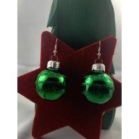 3cm grüne, glänzende Weihnachtskugel-Ohrringe mit Glitzerstreifen * Weihnachtsohrringe * Weihnachtskugelohrringe * Chris Bild 1