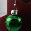 3cm grüne, glänzende Weihnachtskugel-Ohrringe mit Glitzerstreifen * Weihnachtsohrringe * Weihnachtskugelohrringe * Chris Bild 3