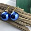 2,5 cm, blaue, glänzende Weihnachtskugel-Ohrringe "X-Mas" aus Glas * Weihnachtsohrringe * Weihnachtskugelohrring Bild 3