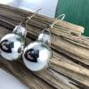 2 cm, silber, glänzende Weihnachtskugel-Ohrringe "X-Mas" aus Glas * Weihnachtsohrringe * Weihnachtskugelohrringe Bild 2