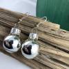 2 cm, silber, glänzende Weihnachtskugel-Ohrringe "X-Mas" aus Glas * Weihnachtsohrringe * Weihnachtskugelohrringe Bild 3
