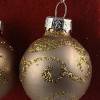 3cm goldfarbene matte Weihnachtskugel-Ohrringe mit Glitzerornamente * Weihnachtsohrringe * Christbaumkugelohrringe Bild 3