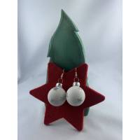 3cm, weiße, matte Weihnachtskugel-Ohrringe * silberfarbene Sterne * Weihnachtsohrringe * Weihnachtskugelohrringe * Chris Bild 1